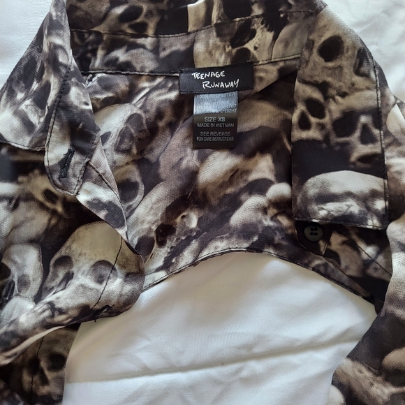 Skulls button up top - Picture 3 of 4